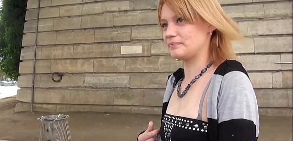  Anna, grosse salope, baise dans les rues de Paris